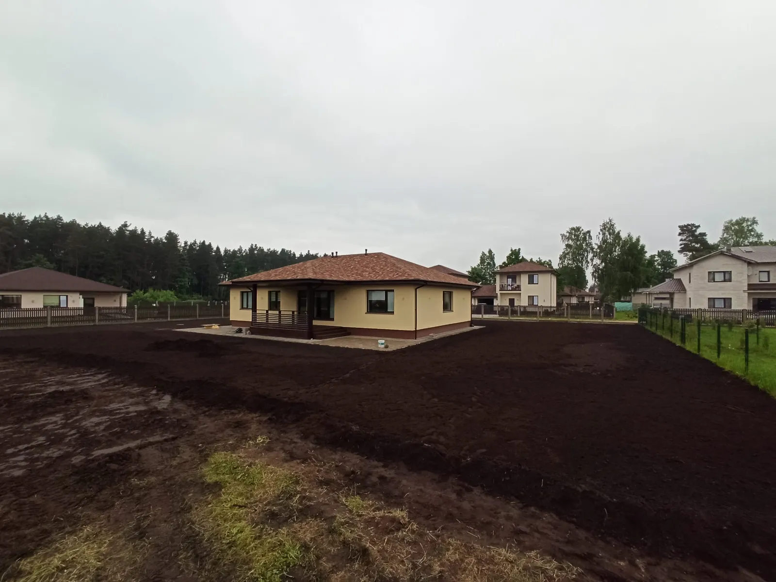 Pēc: augsnes izlīdzināšana un sagatavošana jaunam zālienam