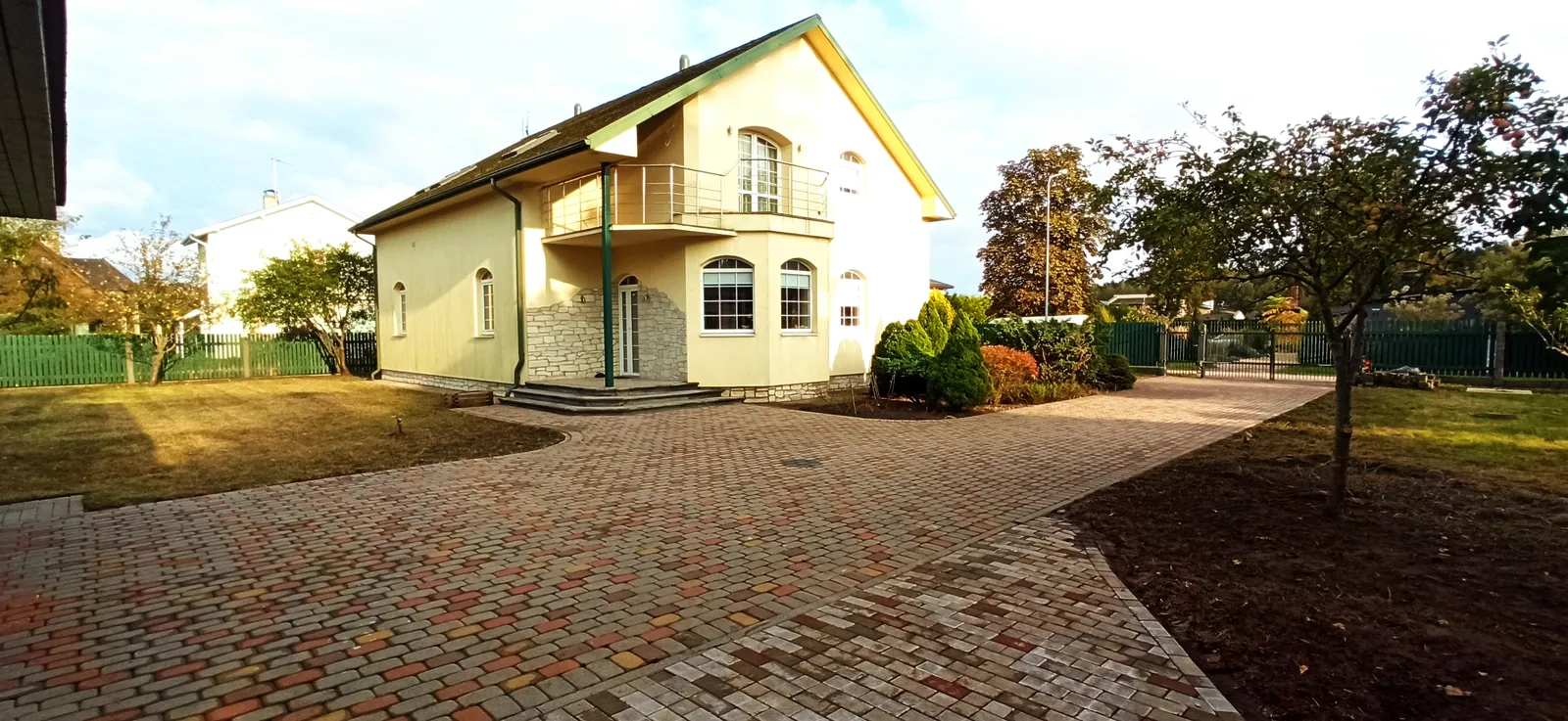 Pēc: pagalma labiekārtošana un zāliena atjaunošana