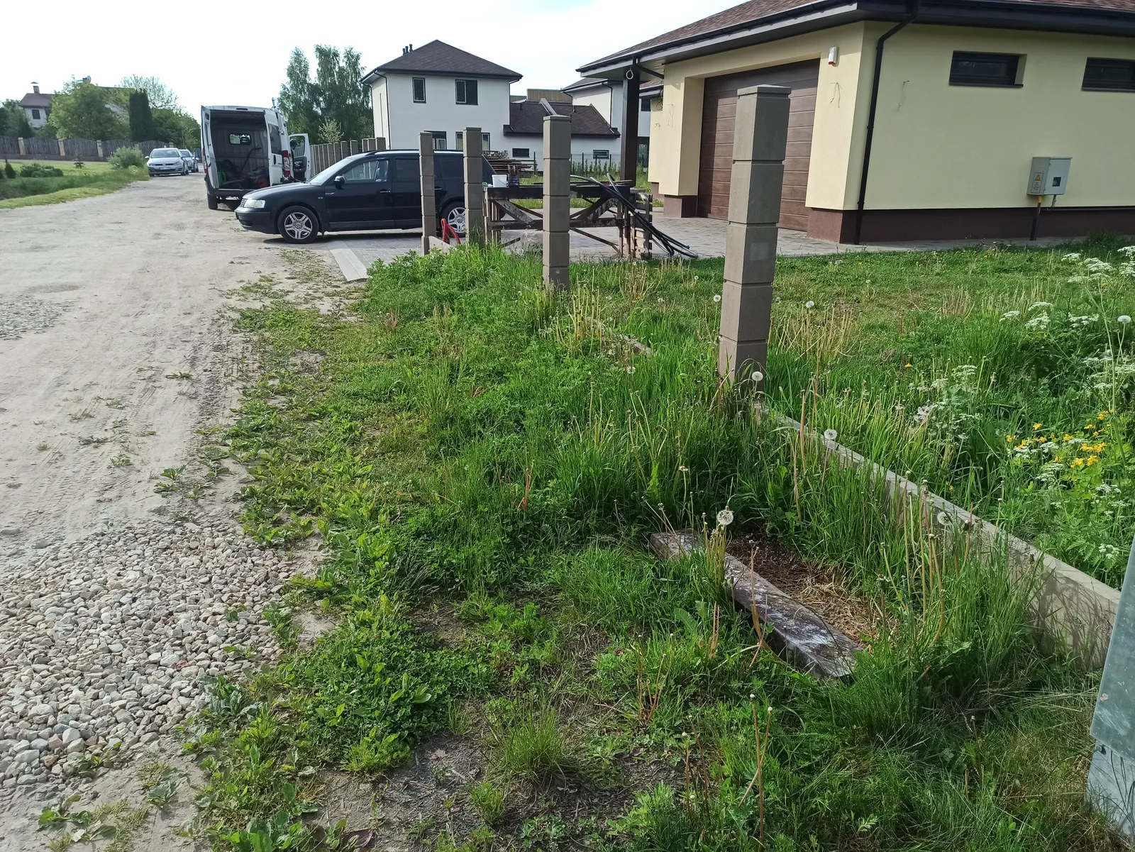 Pirms: grants laukuma ierīkošana gar žogu