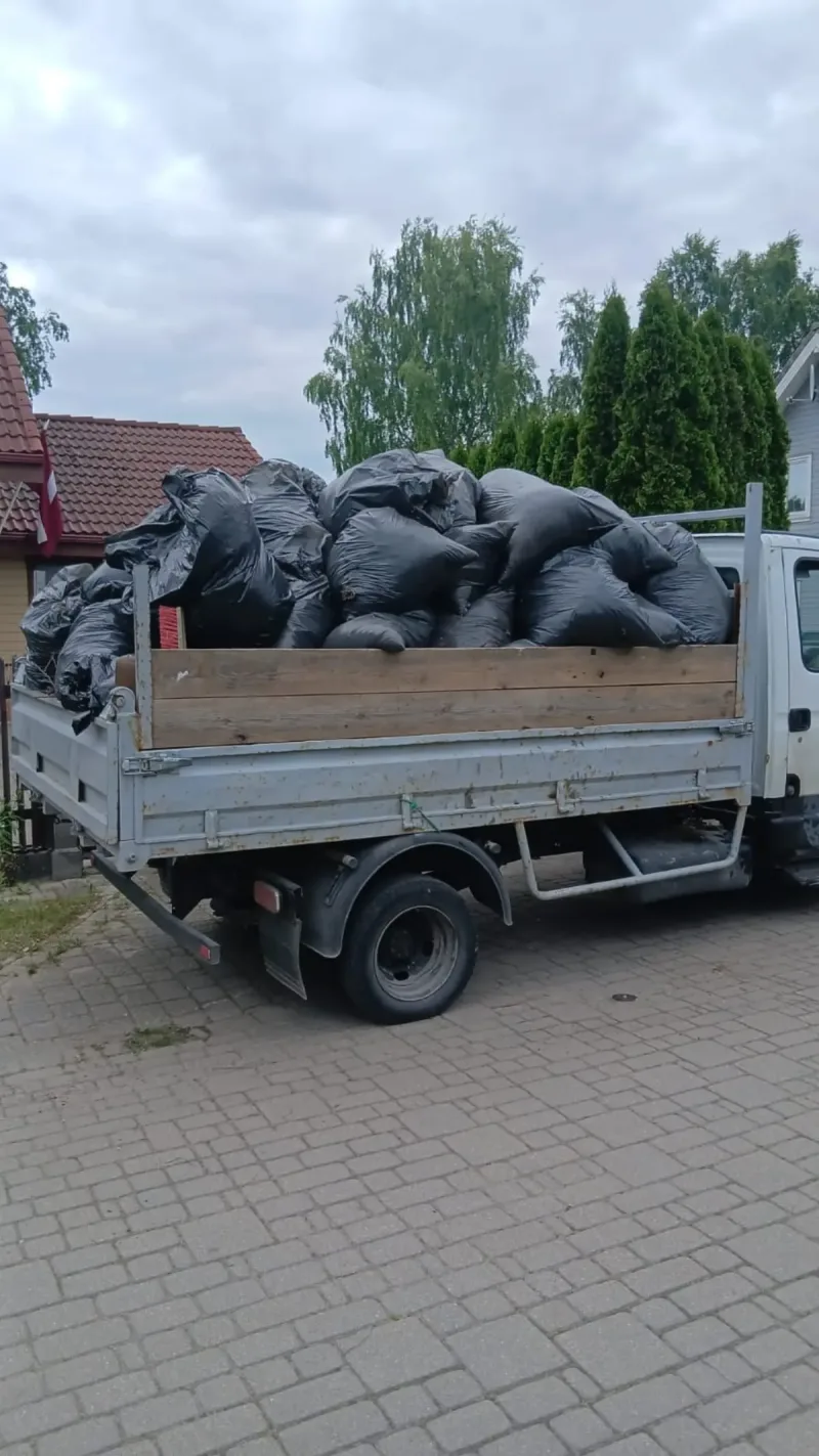 Maisi ar zaļajiem atkritumiem iekrauti kravas automašīnā