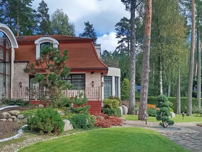 Vispārēja dārza kopšana, zāliena pļaušana. Sunīši.